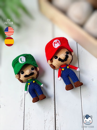 Handmade Mario and Luigi amigurumi inspired by Super Mario Bros, a cute and geek crochet pattern PDF perfect for Nintendo fans and Funko-style plush lovers. Amigurumis de Mario y Luigi inspirados en Super Mario Bros, un patrón de ganchillo adorable y geek en PDF ideal para fans de Nintendo y muñecos estilo Funko.
