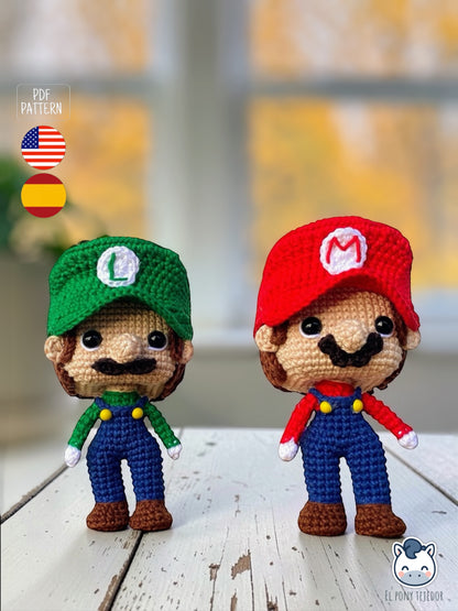 Handmade Mario and Luigi amigurumi inspired by Super Mario Bros, a cute and geek crochet pattern PDF perfect for Nintendo fans and Funko-style plush lovers. Amigurumis de Mario y Luigi inspirados en Super Mario Bros, un patrón de ganchillo adorable y geek en PDF ideal para fans de Nintendo y muñecos estilo Funko.