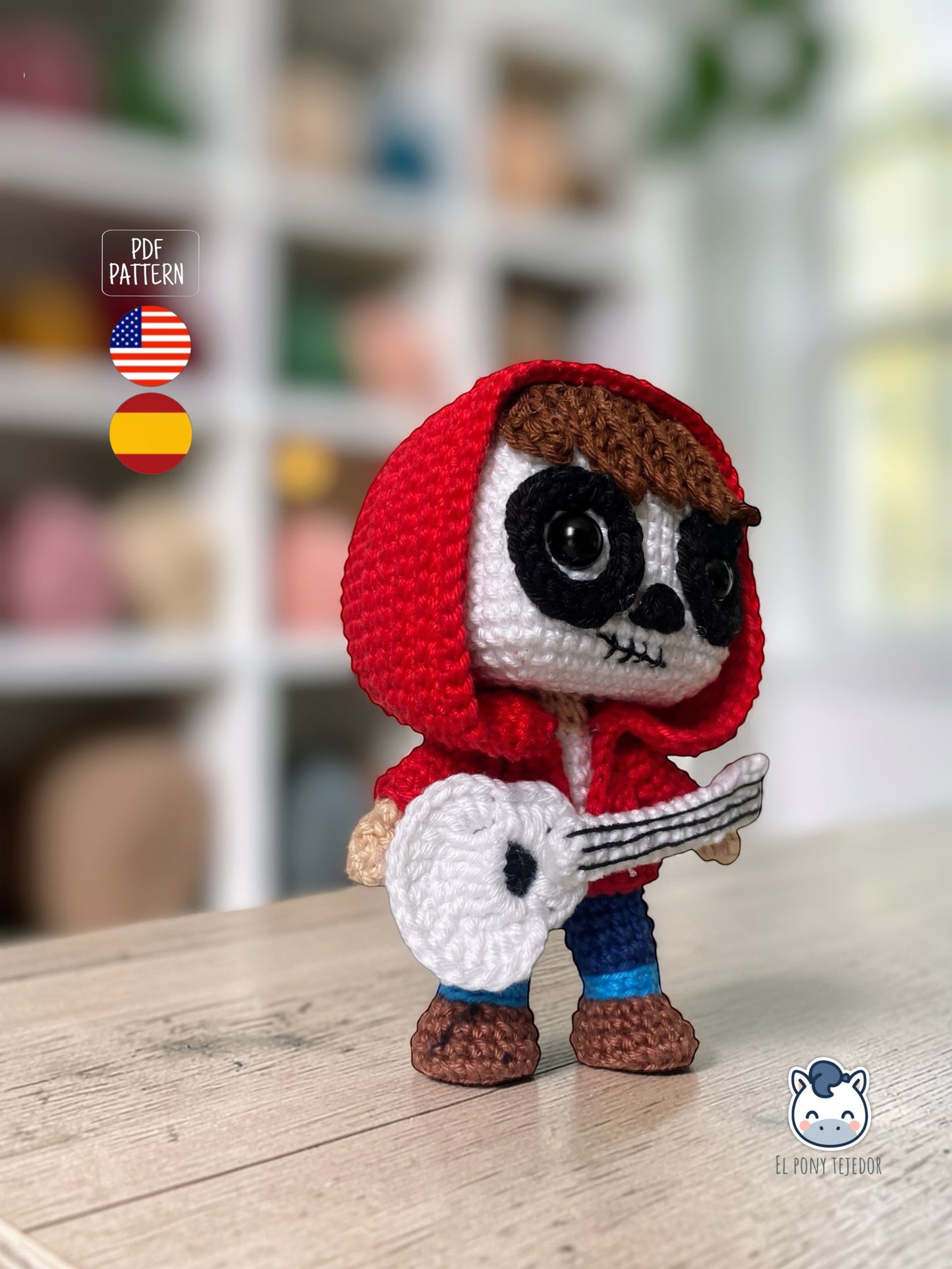Amigurumi de Miguel inspirado en Coco de Disney Pixar con guitarra blanca y sudadera roja, patrón digital PDF estilo Funko perfecto para fans del Día de los Muertos y coleccionistas geek.