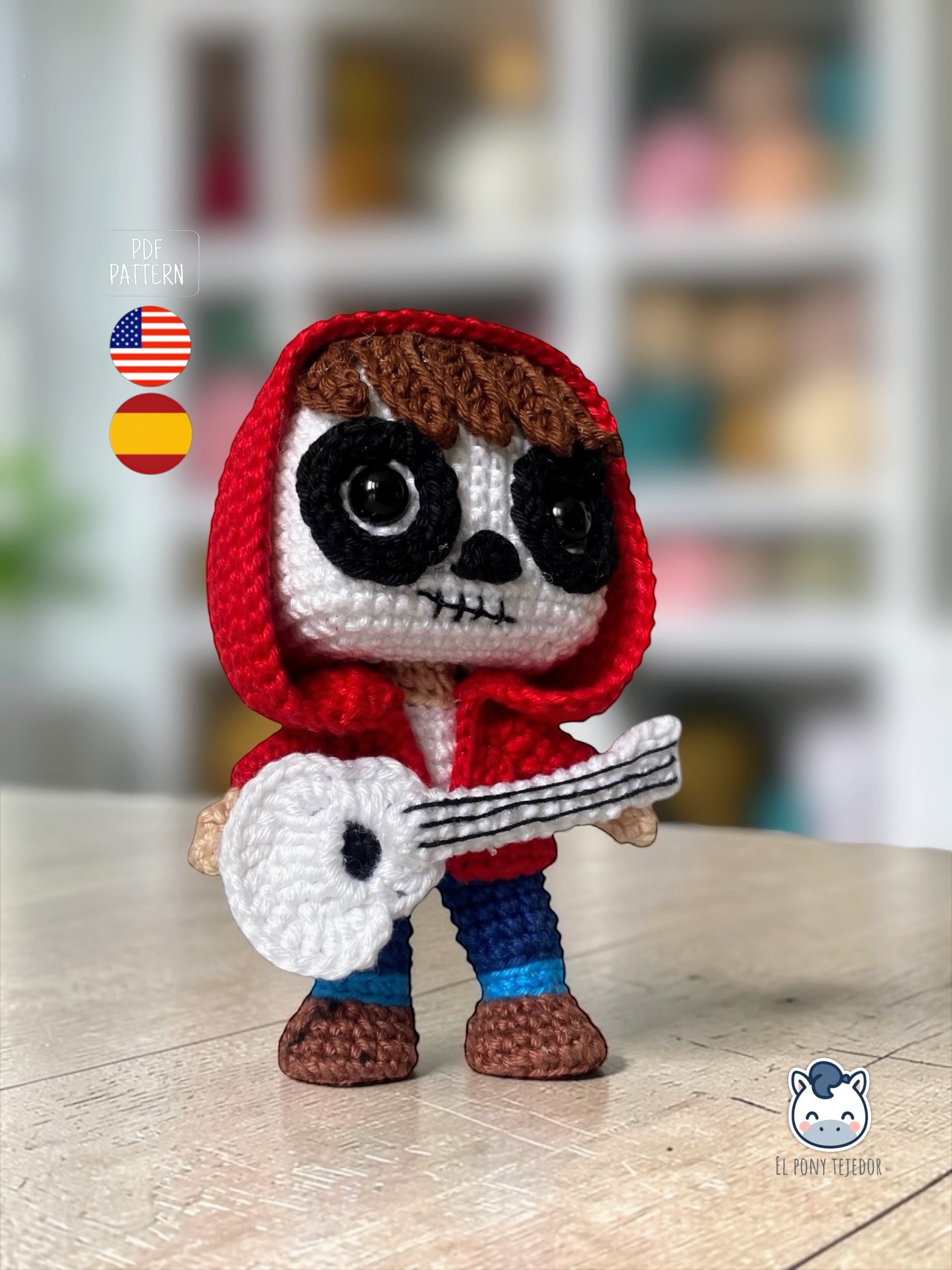 Amigurumi de Miguel inspirado en Coco de Disney Pixar con guitarra blanca y sudadera roja, patrón digital PDF estilo Funko perfecto para fans del Día de los Muertos y coleccionistas geek.