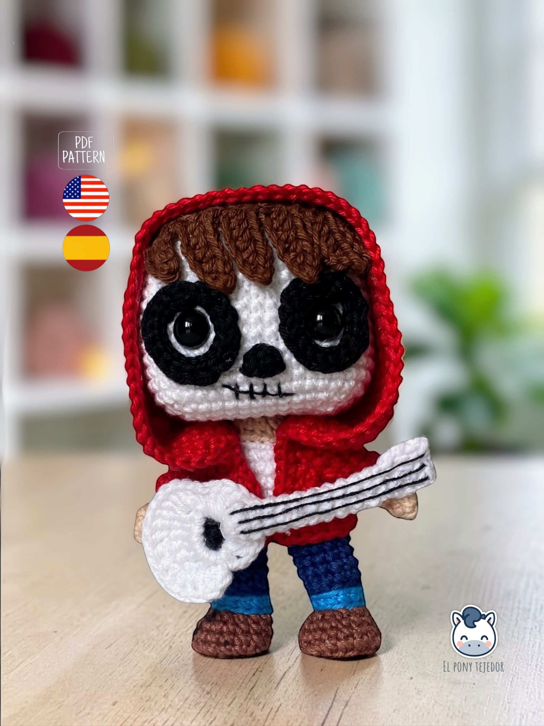 Amigurumi de Miguel inspirado en Coco de Disney Pixar con guitarra blanca y sudadera roja, patrón digital PDF estilo Funko perfecto para fans del Día de los Muertos y coleccionistas geek.