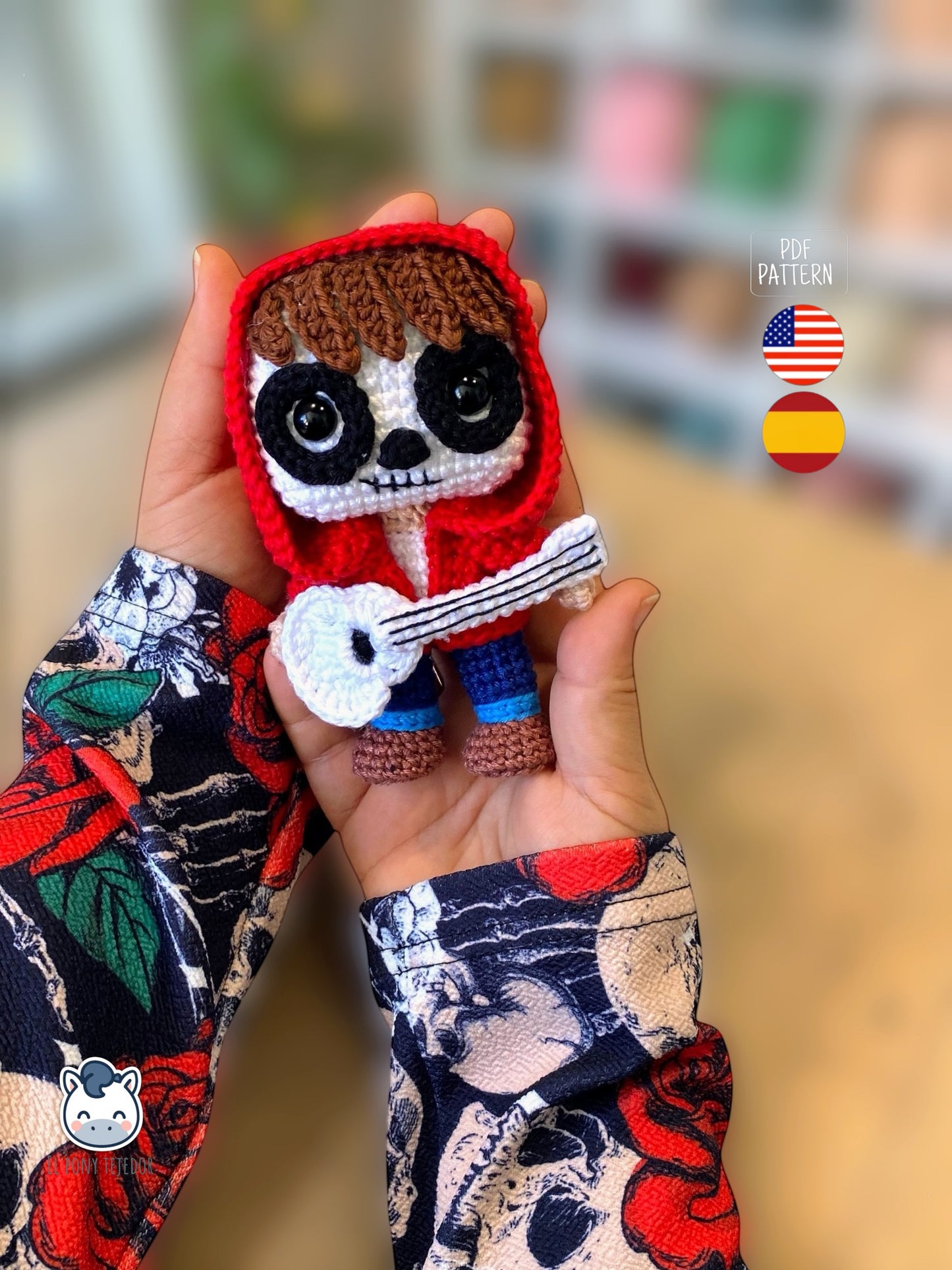 Amigurumi de Miguel inspirado en Coco de Disney Pixar con guitarra blanca y sudadera roja, patrón digital PDF estilo Funko perfecto para fans del Día de los Muertos y coleccionistas geek.