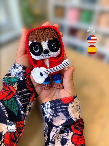 Amigurumi de Miguel inspirado en Coco de Disney Pixar con guitarra blanca y sudadera roja, patrón digital PDF estilo Funko perfecto para fans del Día de los Muertos y coleccionistas geek.