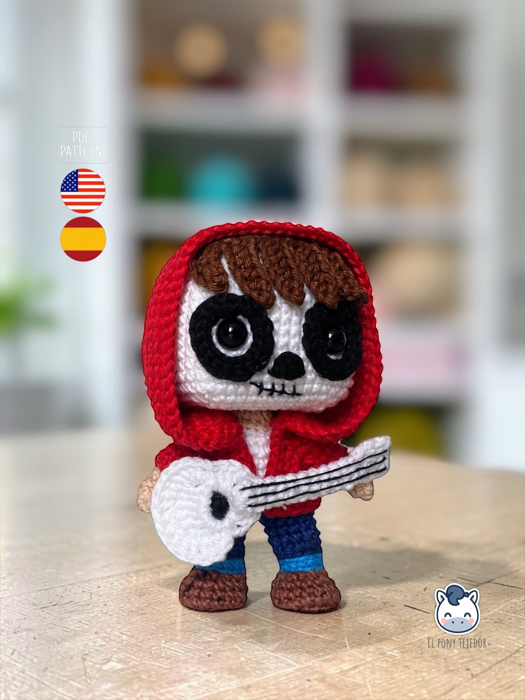 Amigurumi de Miguel inspirado en Coco de Disney Pixar con guitarra blanca y sudadera roja, patrón digital PDF estilo Funko perfecto para fans del Día de los Muertos y coleccionistas geek.