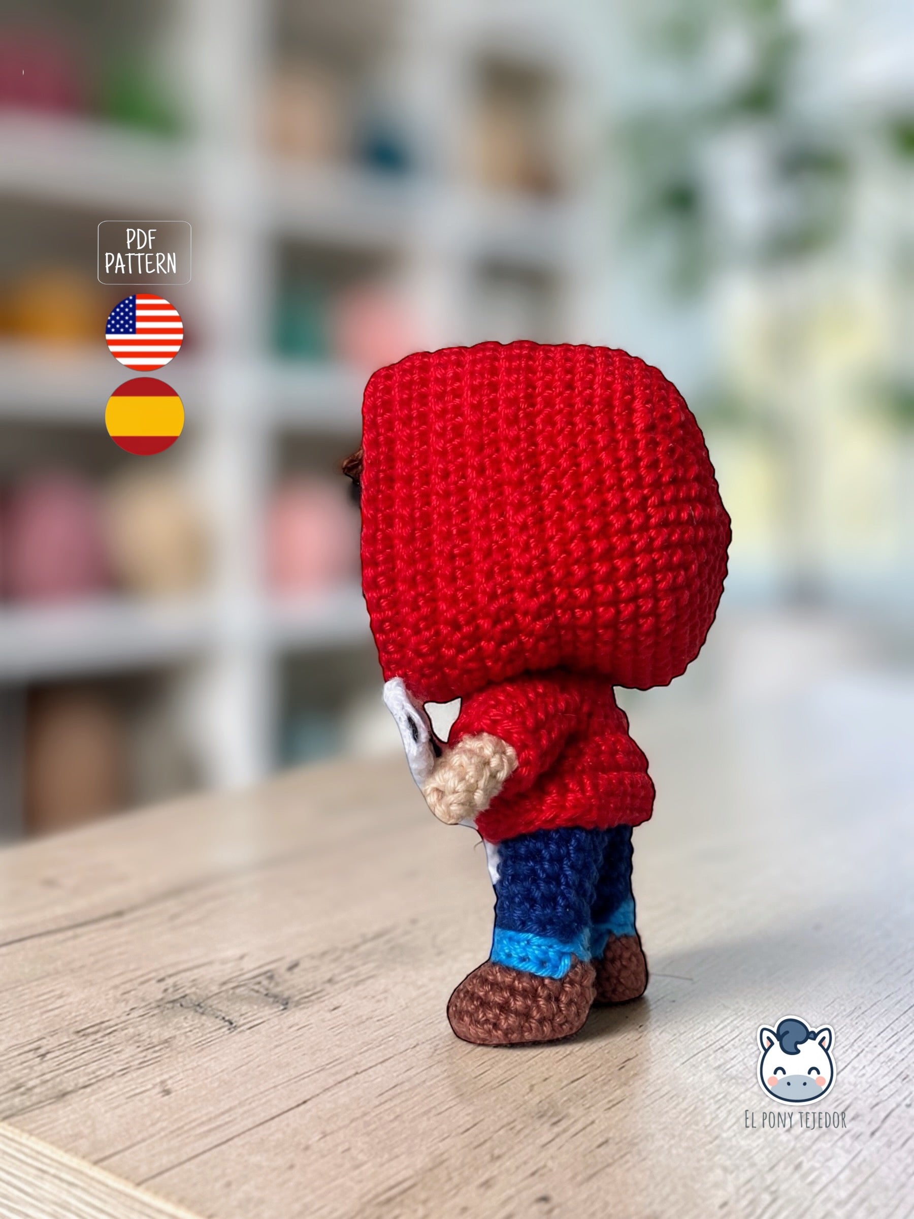 Amigurumi de Miguel inspirado en Coco de Disney Pixar con guitarra blanca y sudadera roja, patrón digital PDF estilo Funko perfecto para fans del Día de los Muertos y coleccionistas geek.