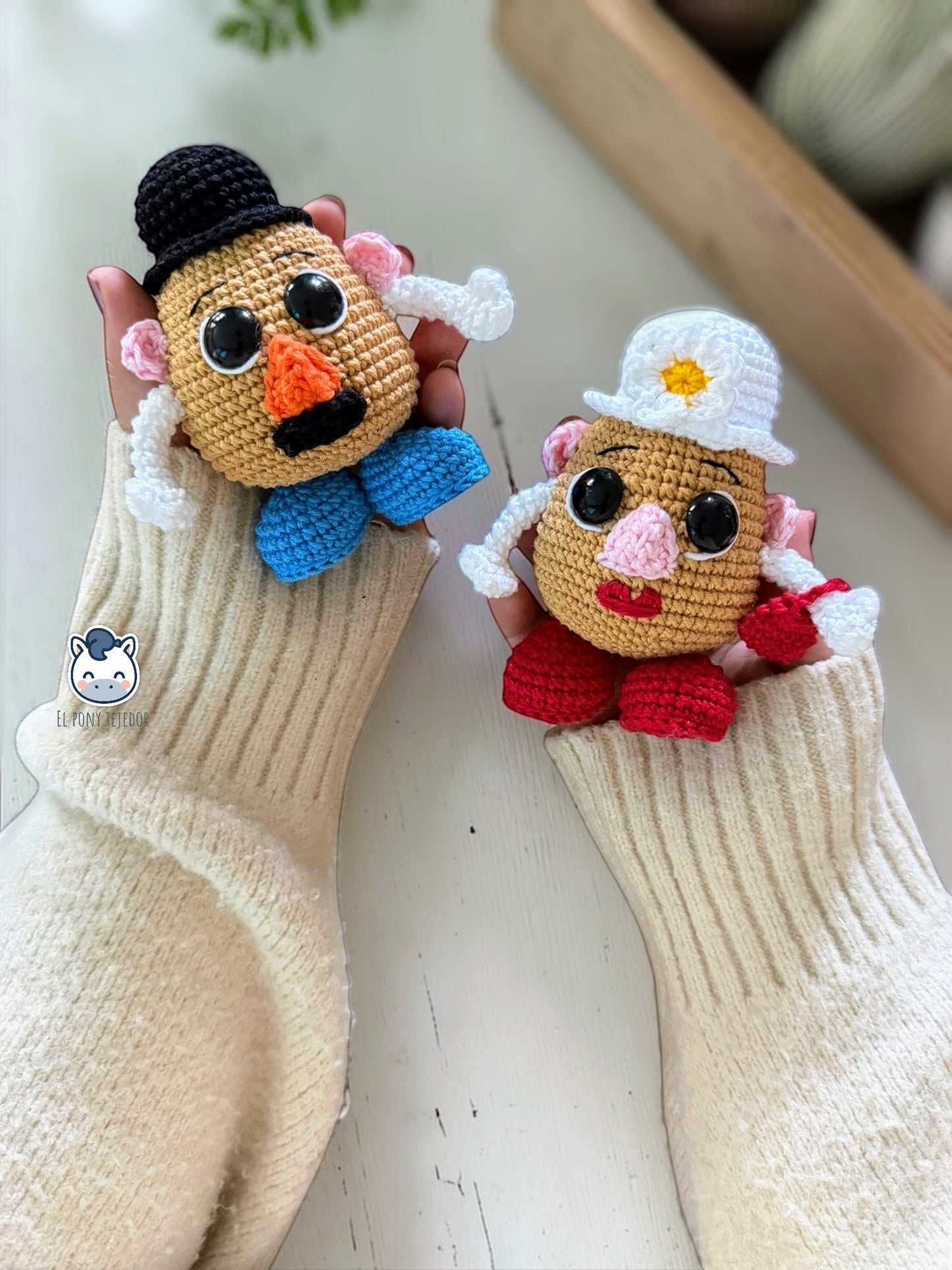 Amigurumis de Mr. Potato y Mrs. Potato hechos a mano a crochet, inspirados en los divertidos personajes de Toy Story. Peluches artesanales tejidos con hilo de algodón, ideales para coleccionistas, decoración geek y regalos originales para fans de Disney Pixar.