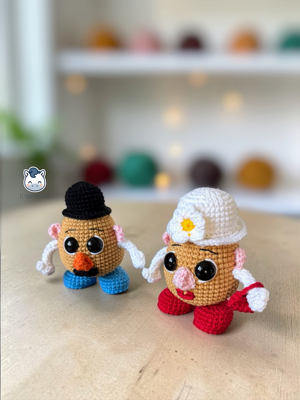 Amigurumi de Mr y Mrs Potato Head inspirado en Toy Story, un patrón de ganchillo cute y geek perfecto para fans de Pixar y coleccionistas estilo Funko.