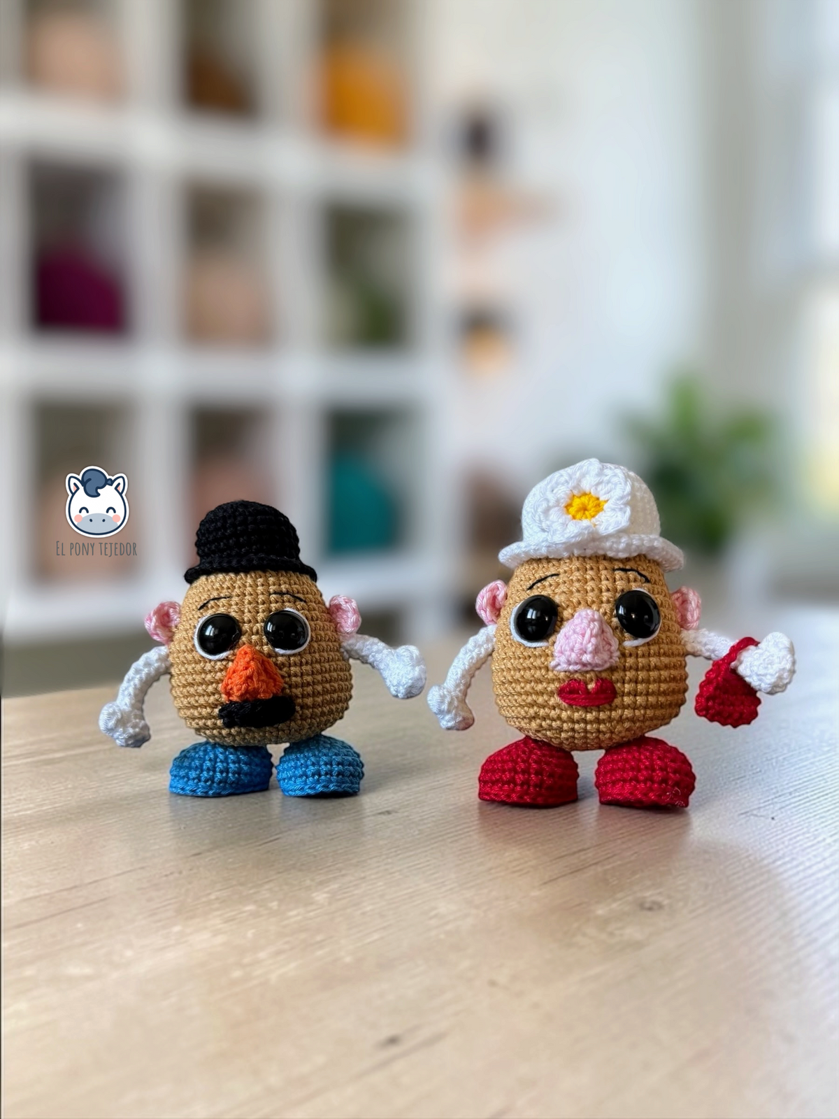 Amigurumi de Mr y Mrs Potato Head inspirado en Toy Story, un patrón de ganchillo cute y geek perfecto para fans de Pixar y coleccionistas estilo Funko.