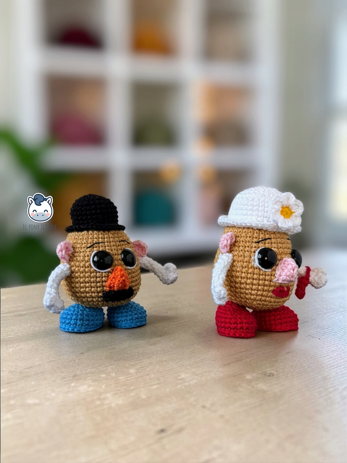Amigurumi de Mr y Mrs Potato Head inspirado en Toy Story, un patrón de ganchillo cute y geek perfecto para fans de Pixar y coleccionistas estilo Funko.