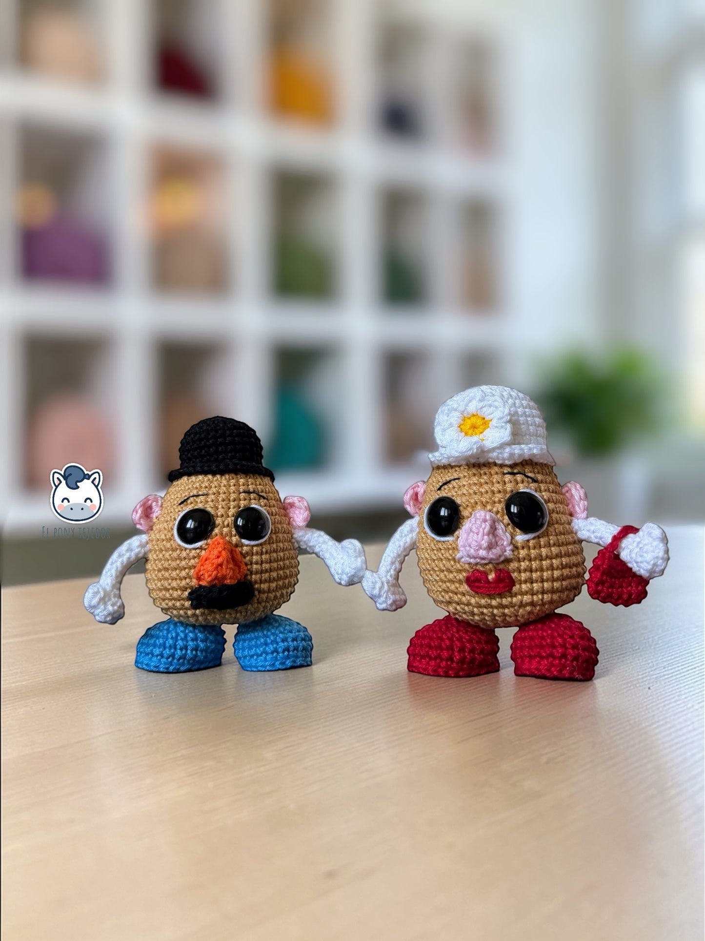 Amigurumis de Mr. Potato y Mrs. Potato hechos a mano a crochet, inspirados en los divertidos personajes de Toy Story. Peluches artesanales tejidos con hilo de algodón, ideales para coleccionistas, decoración geek y regalos originales para fans de Disney Pixar.