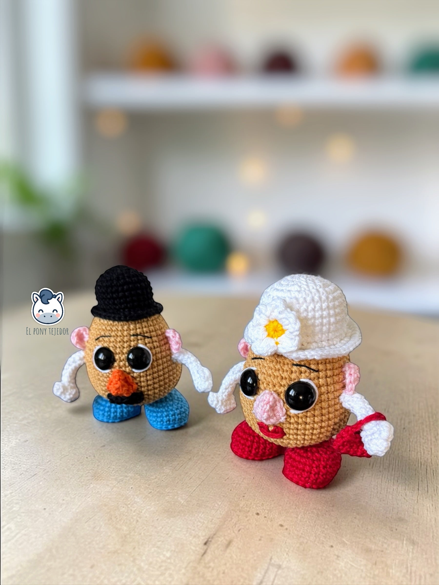 Amigurumi de Mr y Mrs Potato Head inspirado en Toy Story, un patrón de ganchillo cute y geek perfecto para fans de Pixar y coleccionistas estilo Funko.