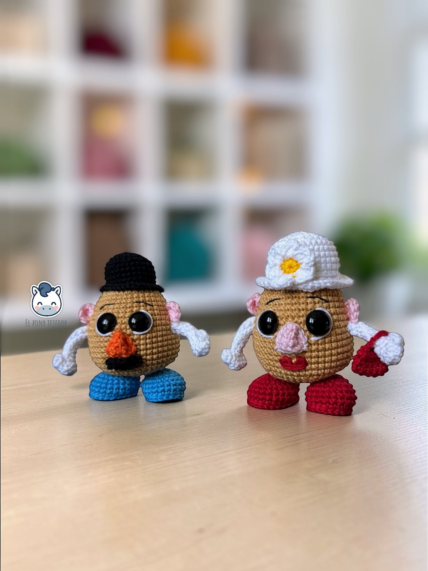 Amigurumi de Mr y Mrs Potato Head inspirado en Toy Story, un patrón de ganchillo cute y geek perfecto para fans de Pixar y coleccionistas estilo Funko.