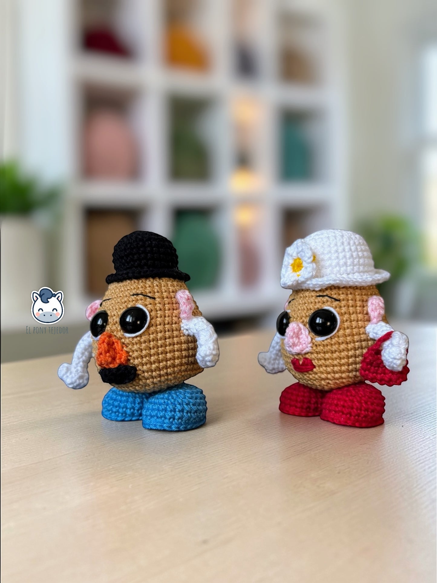Amigurumi de Mr y Mrs Potato Head inspirado en Toy Story, un patrón de ganchillo cute y geek perfecto para fans de Pixar y coleccionistas estilo Funko.