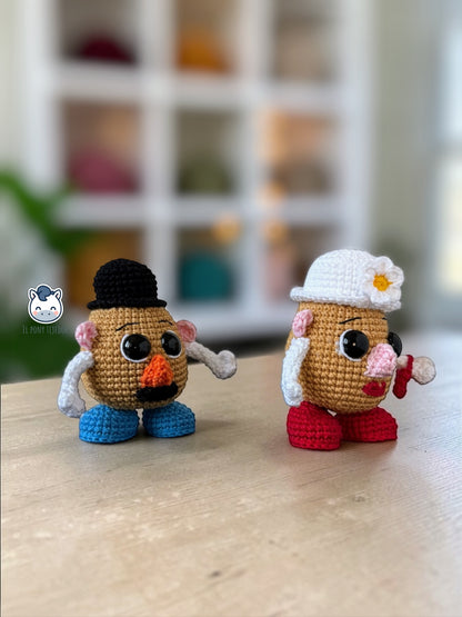Amigurumi de Mr y Mrs Potato Head inspirado en Toy Story, un patrón de ganchillo cute y geek perfecto para fans de Pixar y coleccionistas estilo Funko.