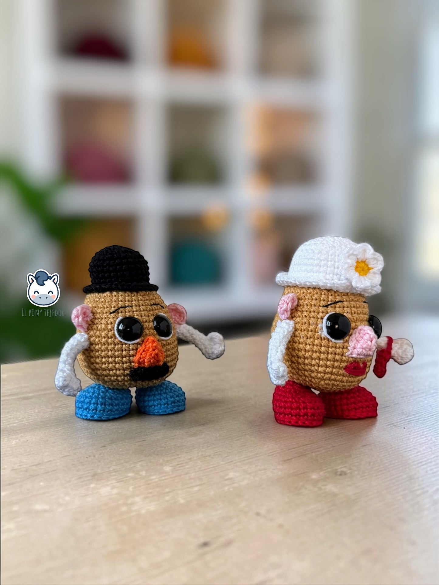 Amigurumis de Mr. Potato y Mrs. Potato hechos a mano a crochet, inspirados en los divertidos personajes de Toy Story. Peluches artesanales tejidos con hilo de algodón, ideales para coleccionistas, decoración geek y regalos originales para fans de Disney Pixar.