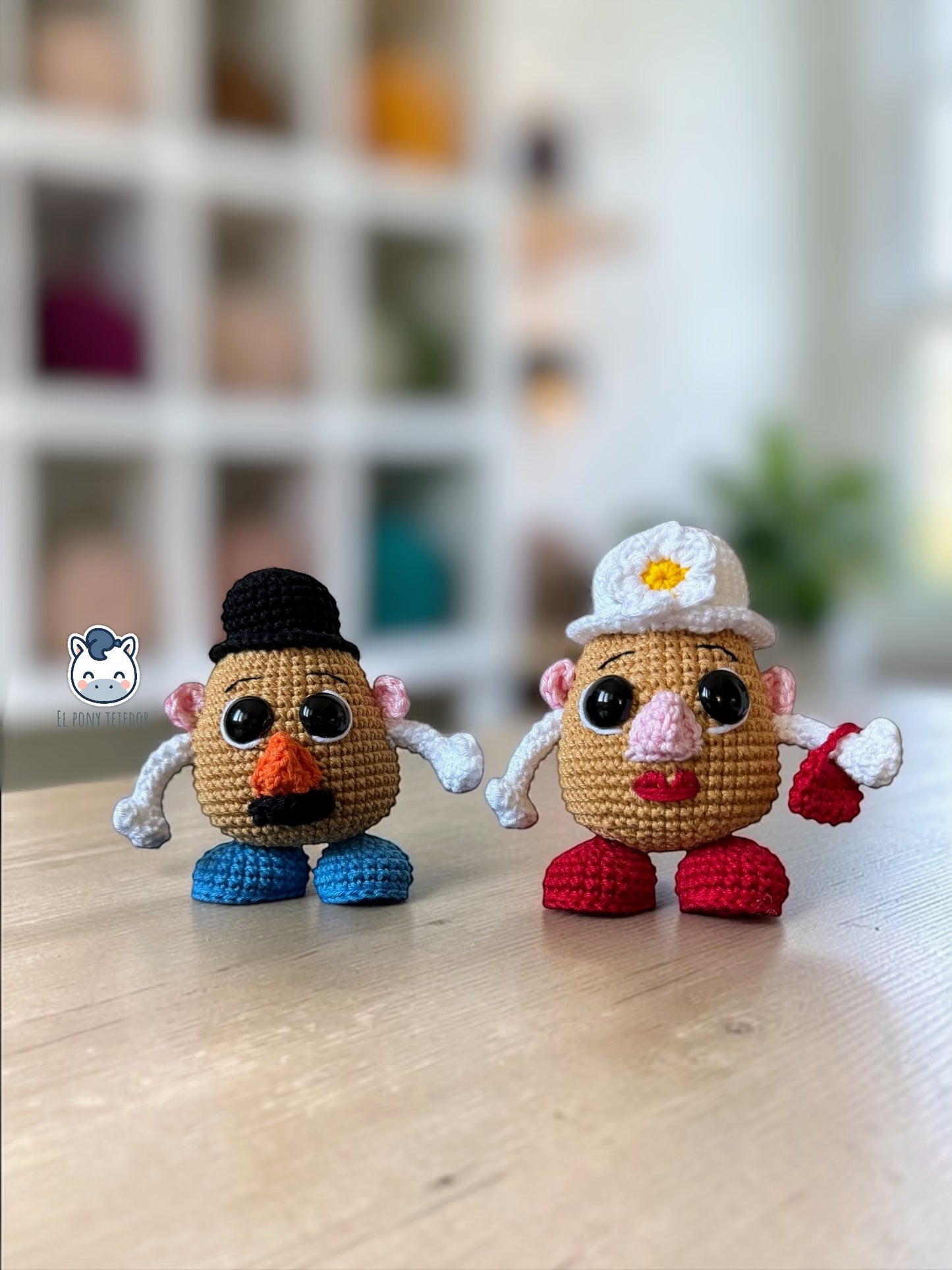 Amigurumi de Mr y Mrs Potato Head inspirado en Toy Story, un patrón de ganchillo cute y geek perfecto para fans de Pixar y coleccionistas estilo Funko.