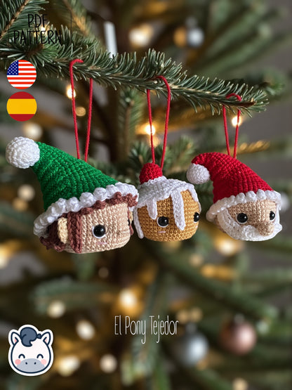 Bolas de Navidad Amigurumi tejidas a ganchillo con diseño de Santa Claus, elfo y galleta de jengibre, ideales para decorar el árbol de Navidad.
Crochet Amigurumi Christmas baubles pattern featuring Santa Claus, elf and gingerbread cookie, perfect handmade ornaments for Christmas tree decor.