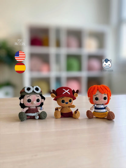Colección de amigurumis de los Piratas del Sombrero de Paja de One Piece con Luffy, Zoro, Sanji, Nami, Usopp y Chopper. Patrón de crochet inspirado en el famoso anime y manga, perfecto para coleccionistas, fans del anime y amantes de los muñecos estilo Funko.