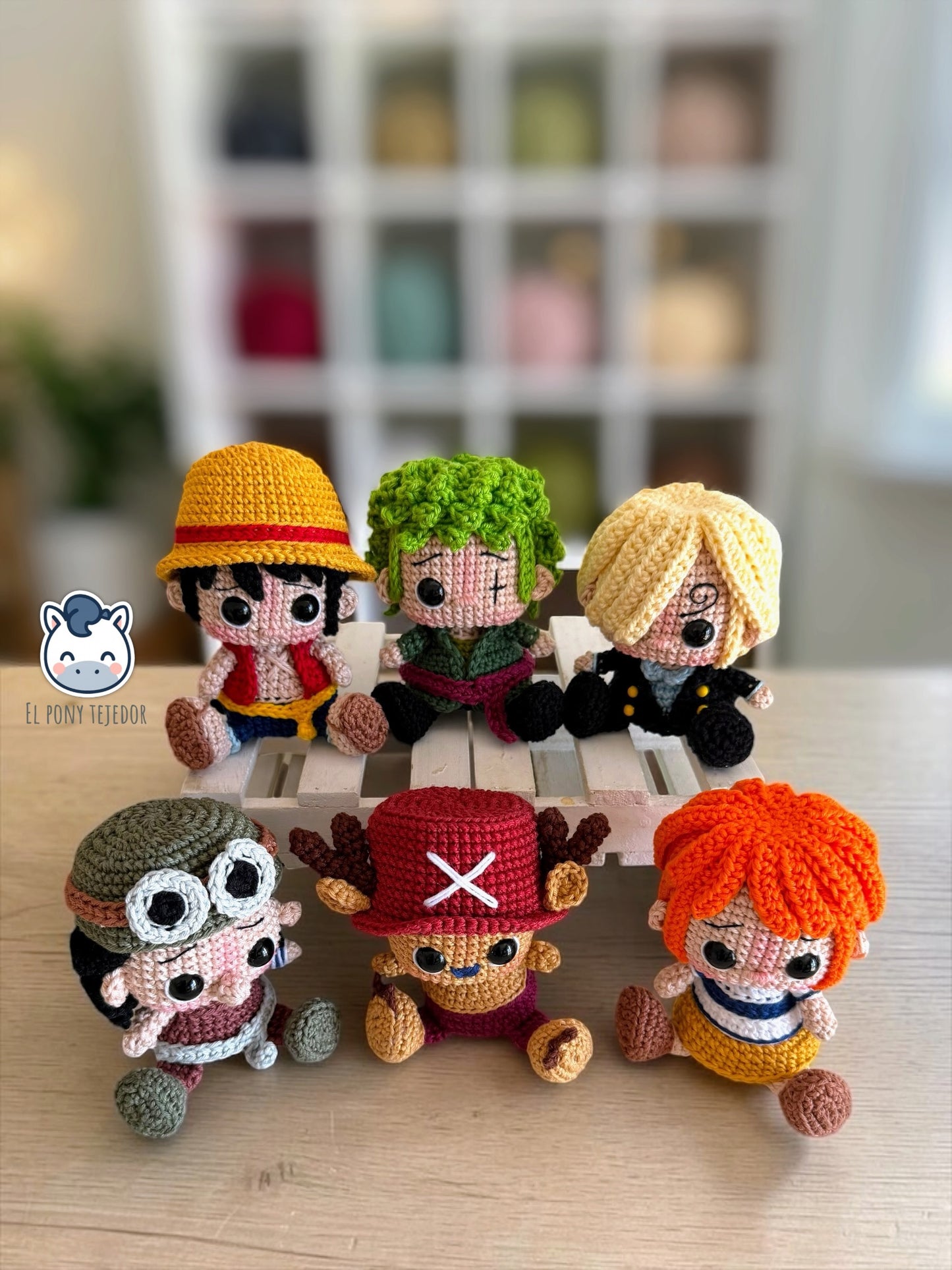 Colección de amigurumis de los Piratas del Sombrero de Paja de One Piece con Luffy, Zoro, Sanji, Nami, Usopp y Chopper. Patrón de crochet inspirado en el famoso anime y manga, perfecto para coleccionistas, fans del anime y amantes de los muñecos estilo Funko.