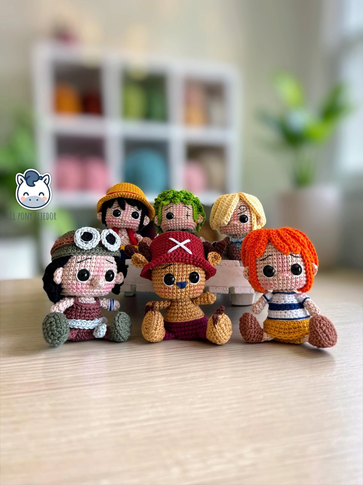 Colección de amigurumis de los Piratas del Sombrero de Paja de One Piece con Luffy, Zoro, Sanji, Nami, Usopp y Chopper. Patrón de crochet inspirado en el famoso anime y manga, perfecto para coleccionistas, fans del anime y amantes de los muñecos estilo Funko.