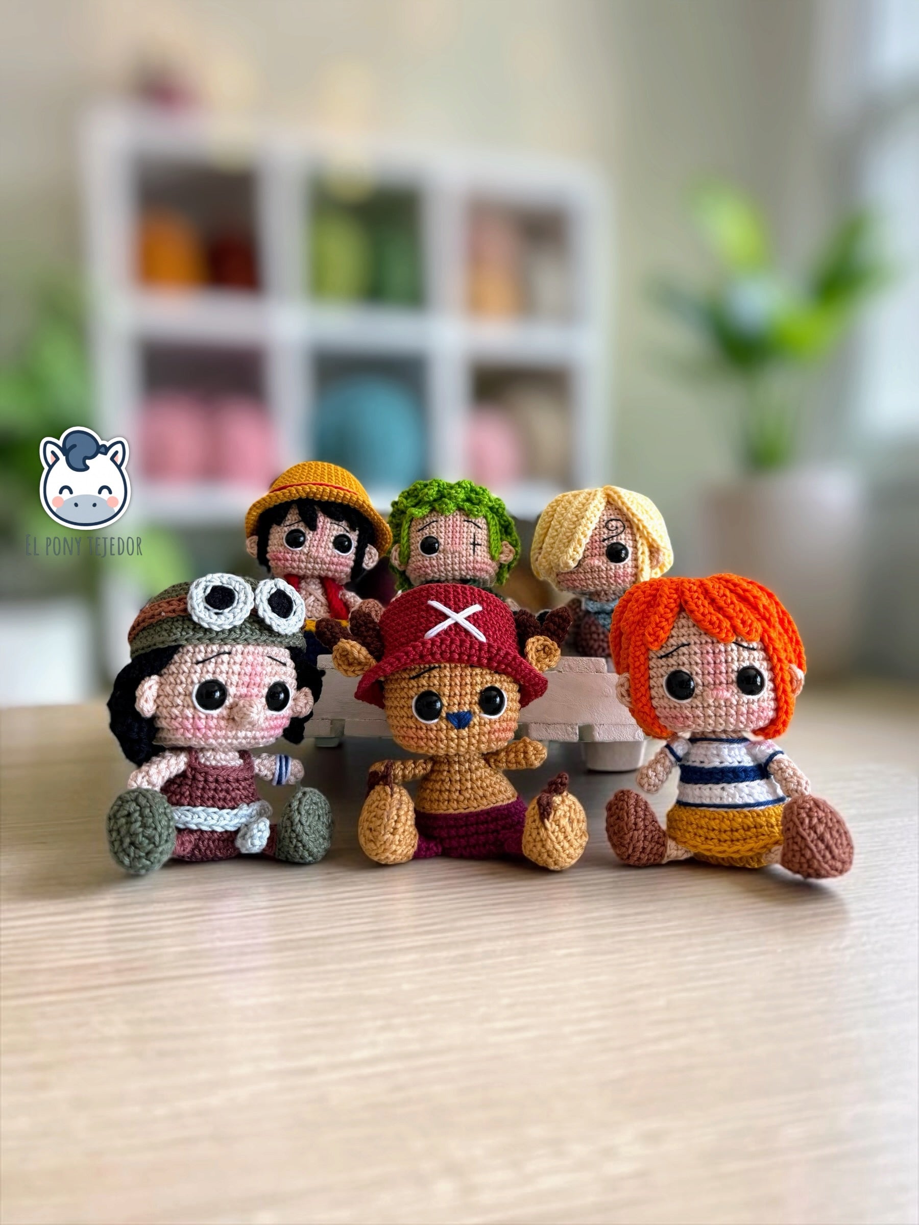 Colección de amigurumis de los Piratas del Sombrero de Paja de One Piece con Luffy, Zoro, Sanji, Nami, Usopp y Chopper. Patrón de crochet inspirado en el famoso anime y manga, perfecto para coleccionistas, fans del anime y amantes de los muñecos estilo Funko.