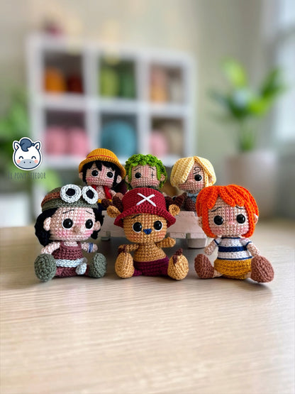 Colección de amigurumis de los Piratas del Sombrero de Paja de One Piece con Luffy, Zoro, Sanji, Nami, Usopp y Chopper. Patrón de crochet inspirado en el famoso anime y manga, perfecto para coleccionistas, fans del anime y amantes de los muñecos estilo Funko.