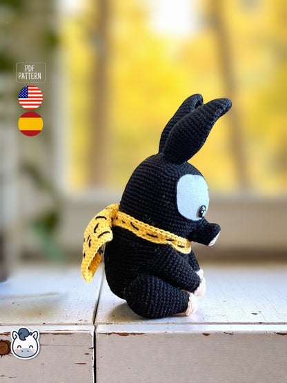 Amigurumi P-Chan inspirado en Ranma ½, un adorable cerdito negro tejido a crochet con estilo kawaii. Patrón PDF ideal para fans del anime clásico y los muñecos hechos a mano.