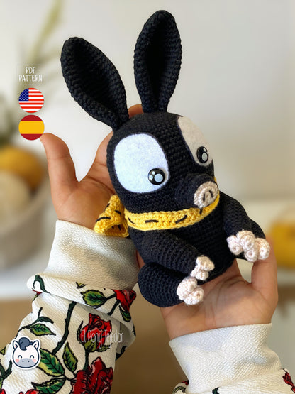 Amigurumi P-Chan inspirado en Ranma ½, un adorable cerdito negro tejido a crochet con estilo kawaii. Patrón PDF ideal para fans del anime clásico y los muñecos hechos a mano.