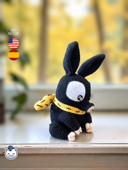 Amigurumi P-Chan inspirado en Ranma ½, un adorable cerdito negro tejido a crochet con estilo kawaii. Patrón PDF ideal para fans del anime clásico y los muñecos hechos a mano.