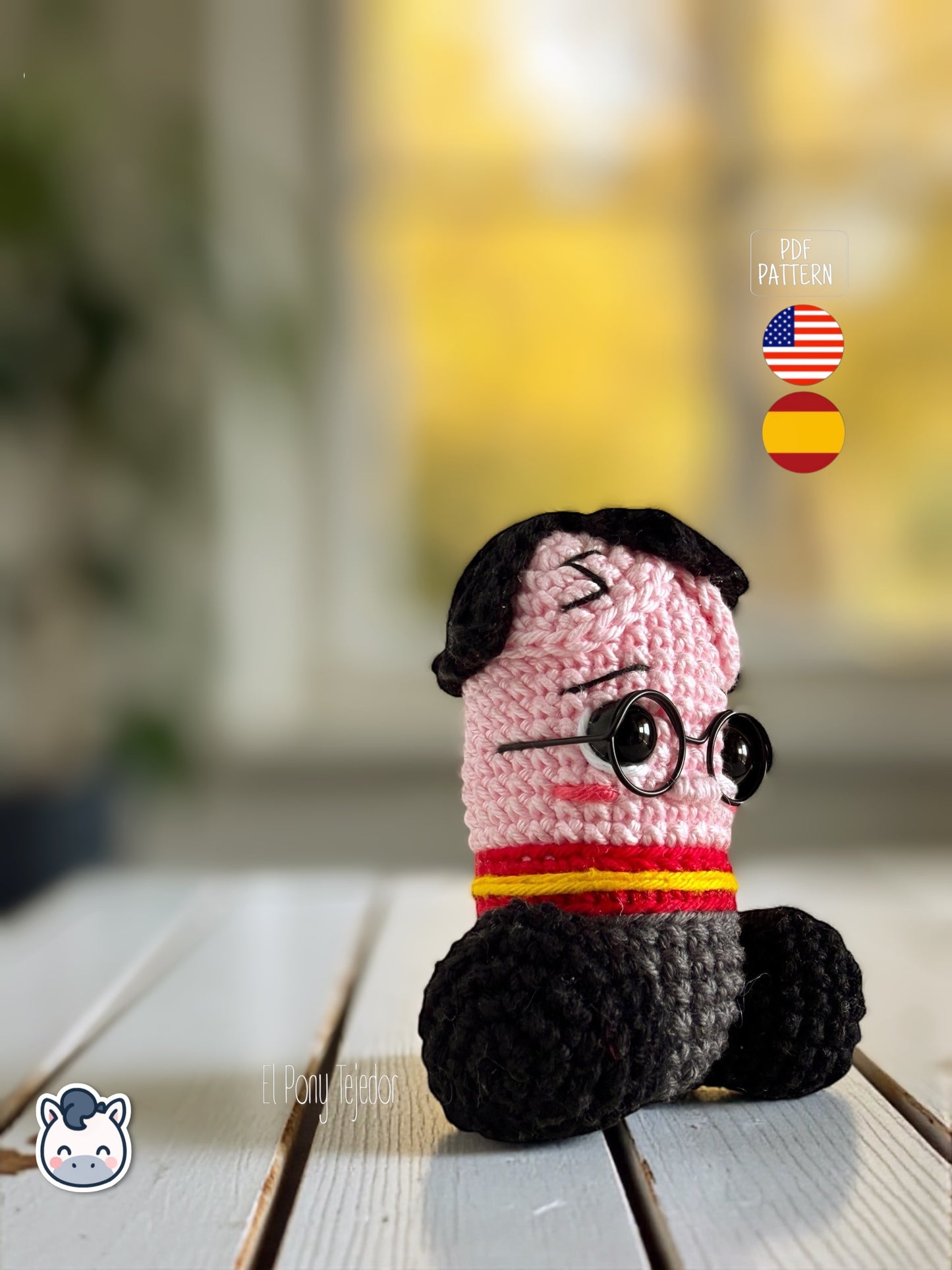 Patrón de ganchillo amigurumi pene inspirado en Harry Potter con gafas redondas, bufanda roja y amarilla y detalles bordados, diseño divertido y original.