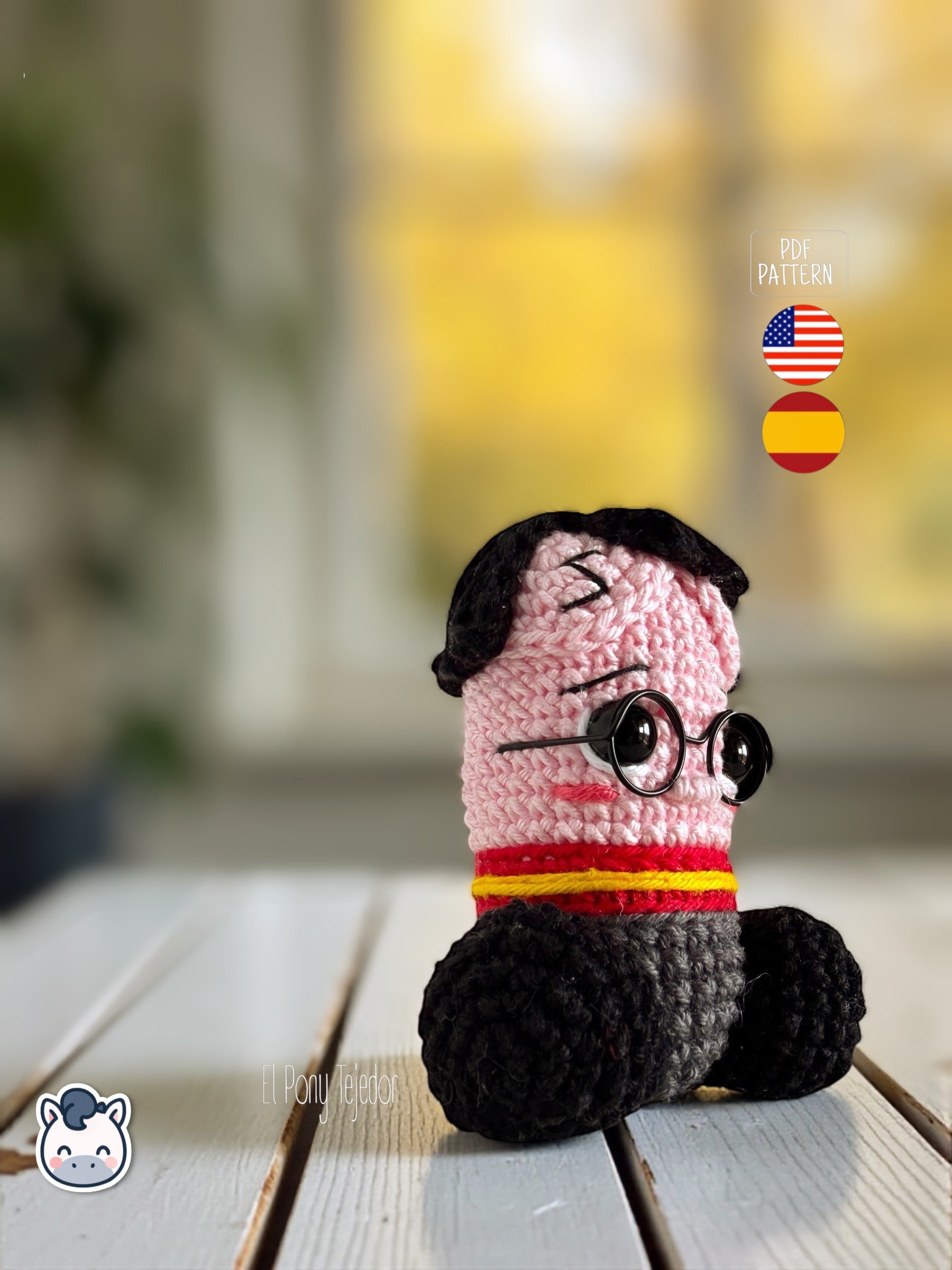 Patrón de ganchillo amigurumi pene inspirado en Harry Potter con gafas redondas, bufanda roja y amarilla y detalles bordados, diseño divertido y original.