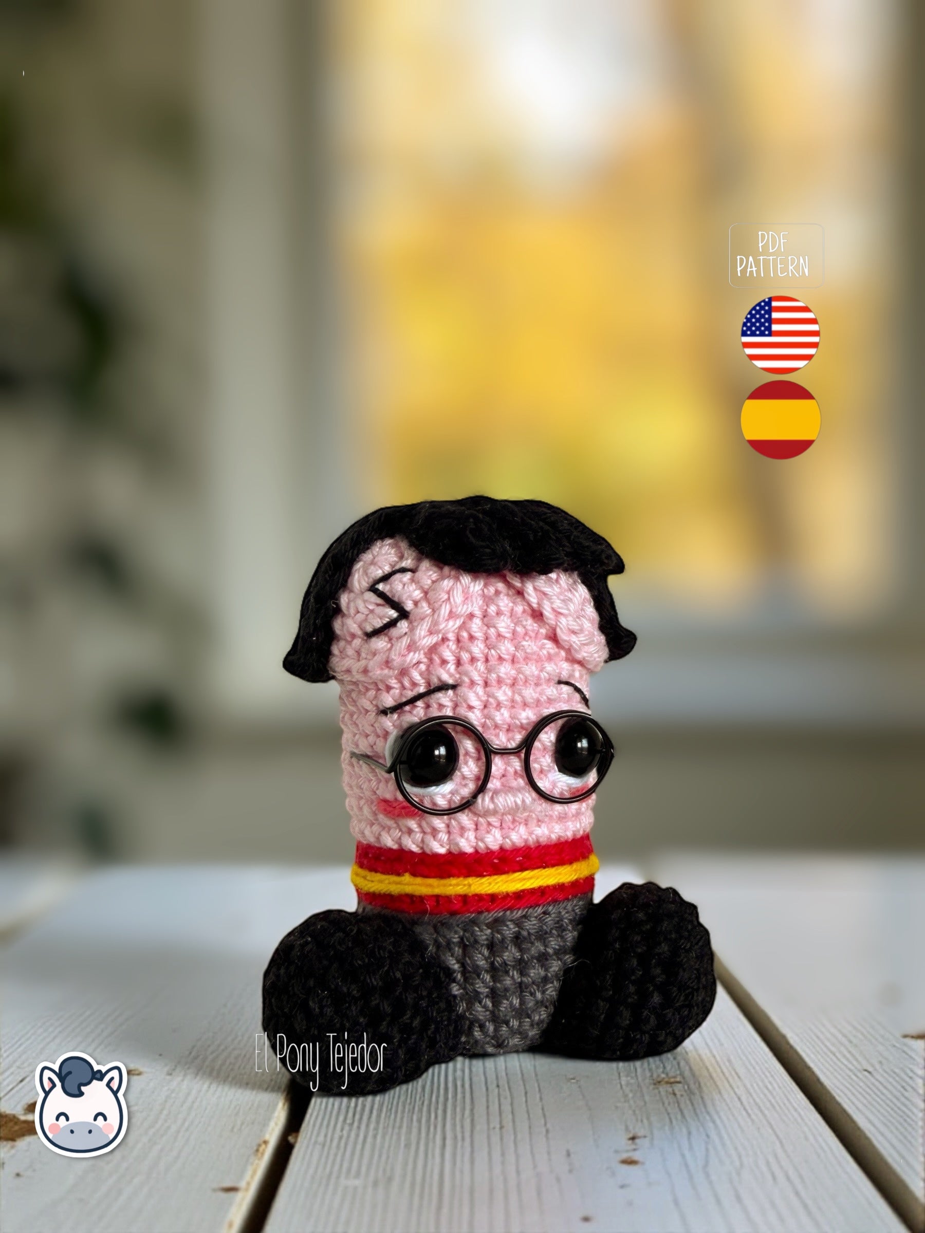 Patrón de ganchillo amigurumi pene inspirado en Harry Potter con gafas redondas, bufanda roja y amarilla y detalles bordados, diseño divertido y original.
