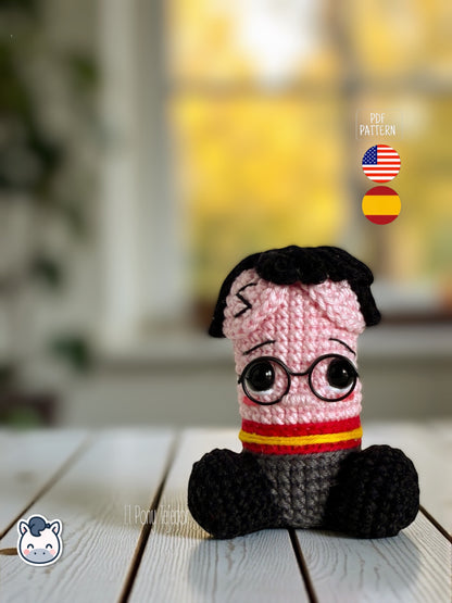 Patrón de ganchillo amigurumi pene inspirado en Harry Potter con gafas redondas, bufanda roja y amarilla y detalles bordados, diseño divertido y original.