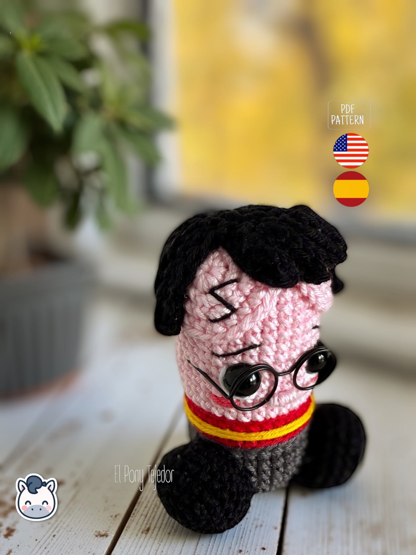 Patrón de ganchillo amigurumi pene inspirado en Harry Potter con gafas redondas, bufanda roja y amarilla y detalles bordados, diseño divertido y original.