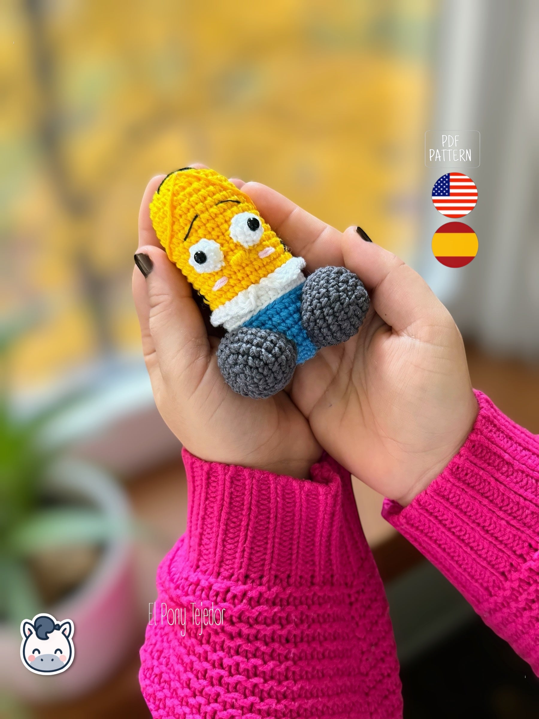 Pene amigurumi tejido a mano inspirado en Homer Simpson, un patrón de crochet divertido y friki en PDF ideal para fans de Los Simpson y regalos originales.