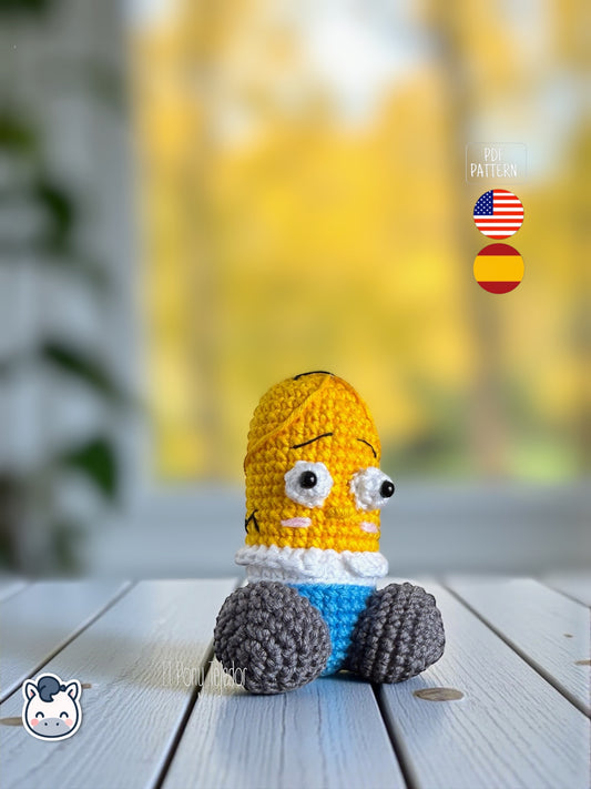 Pene amigurumi tejido a mano inspirado en Homer Simpson, un patrón de crochet divertido y friki en PDF ideal para fans de Los Simpson y regalos originales.