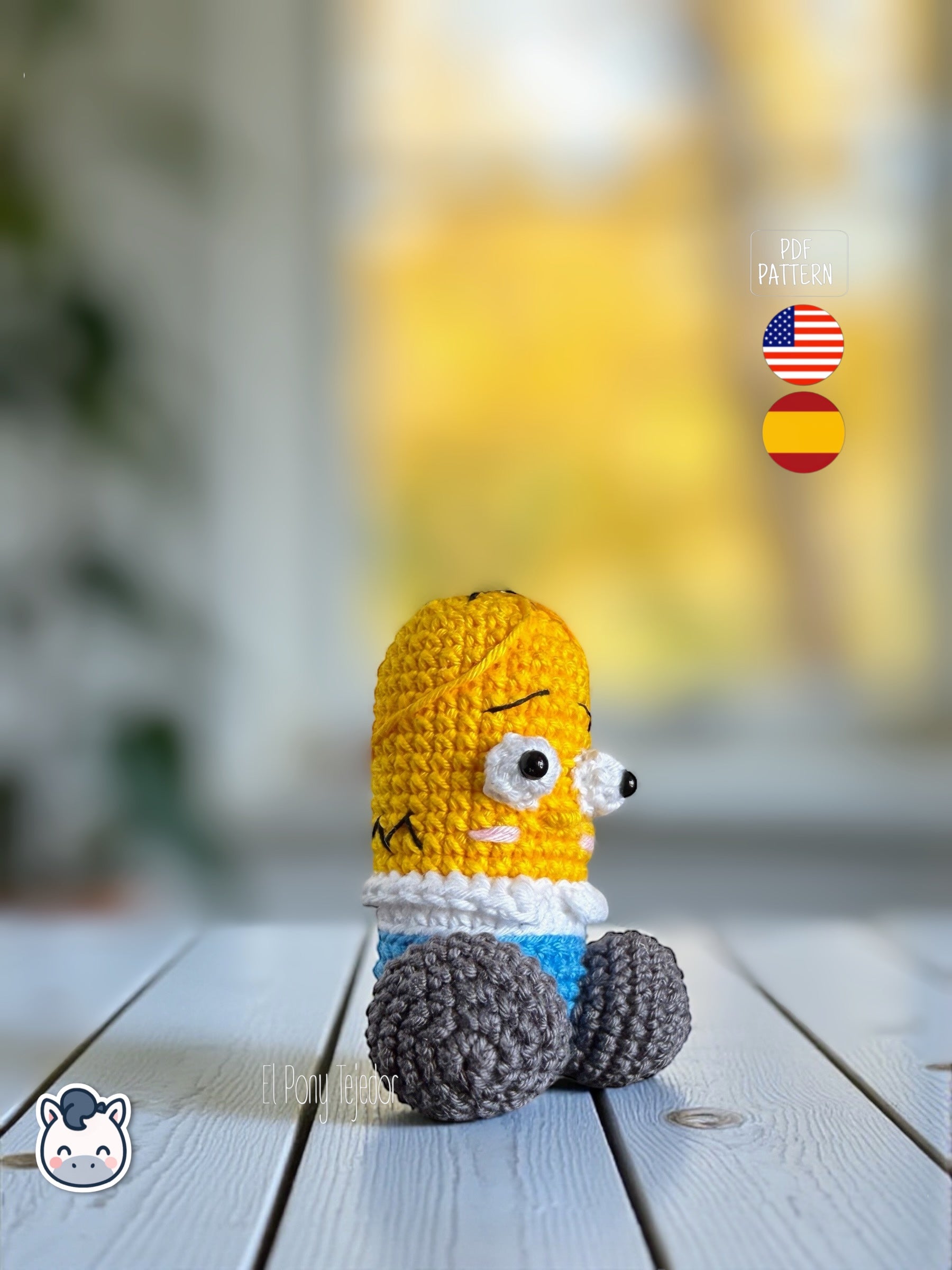 Pene amigurumi tejido a mano inspirado en Homer Simpson, un patrón de crochet divertido y friki en PDF ideal para fans de Los Simpson y regalos originales.