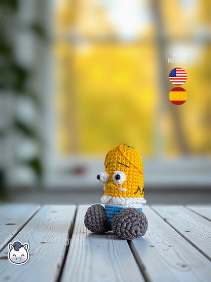 Pene amigurumi tejido a mano inspirado en Homer Simpson, un patrón de crochet divertido y friki en PDF ideal para fans de Los Simpson y regalos originales.
