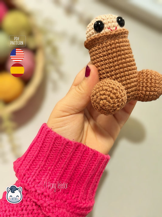 Amigurumi de pene kawaii tejido a crochet, un muñeco divertido y original hecho a mano, ideal como patrón PDF de ganchillo para regalos originales y humor handmade.