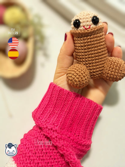 Amigurumi de pene kawaii tejido a crochet, un muñeco divertido y original hecho a mano, ideal como patrón PDF de ganchillo para regalos originales y humor handmade.