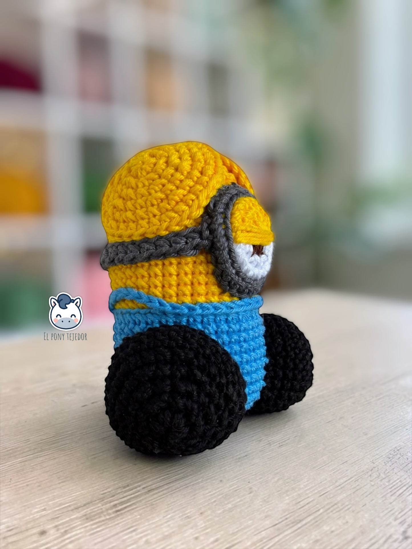 Peluche de Minion hecho a mano a crochet, inspirado en los personajes de Gru Mi Villano Favorito. Muñeco artesanal tejido con hilo 100% algodón, con sus características gafas y colores originales. Regalo perfecto para fans del cine de animación, coleccionistas y amantes de los amigurumis.
