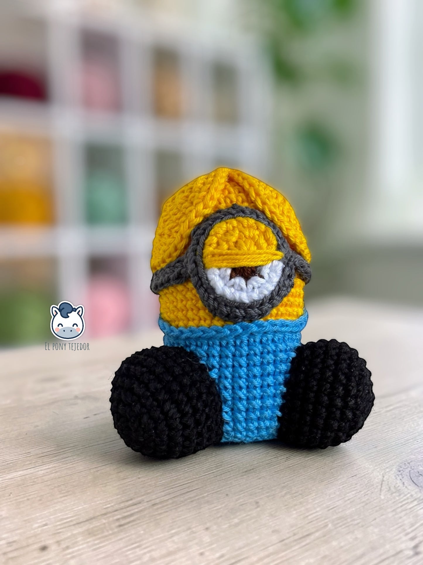 Peluche de Minion hecho a mano a crochet, inspirado en los personajes de Gru Mi Villano Favorito. Muñeco artesanal tejido con hilo 100% algodón, con sus características gafas y colores originales. Regalo perfecto para fans del cine de animación, coleccionistas y amantes de los amigurumis.