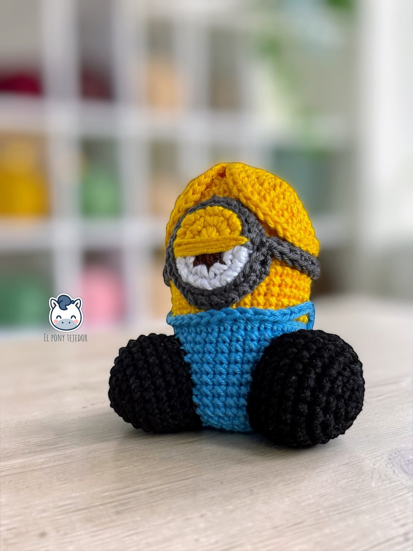 Peluche de Minion hecho a mano a crochet, inspirado en los personajes de Gru Mi Villano Favorito. Muñeco artesanal tejido con hilo 100% algodón, con sus características gafas y colores originales. Regalo perfecto para fans del cine de animación, coleccionistas y amantes de los amigurumis.
