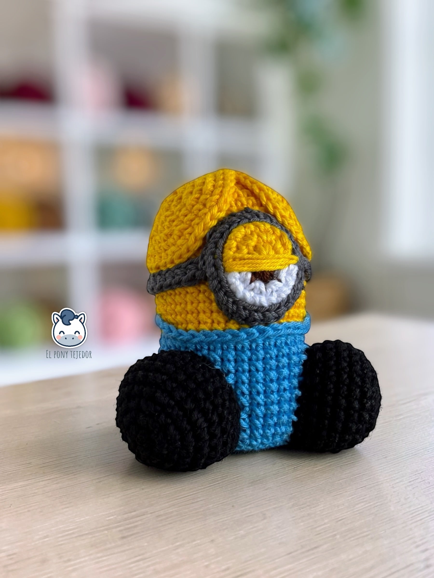 Peluche de Minion hecho a mano a crochet, inspirado en los personajes de Gru Mi Villano Favorito. Muñeco artesanal tejido con hilo 100% algodón, con sus características gafas y colores originales. Regalo perfecto para fans del cine de animación, coleccionistas y amantes de los amigurumis.