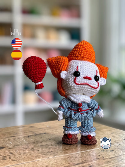 Amigurumi de Pennywise inspirado en IT con globo rojo, patrón digital de ganchillo estilo Funko ideal para Halloween y fans del terror