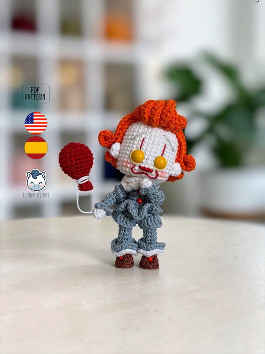 Amigurumi de Pennywise inspirado en IT, un patrón PDF de crochet con estilo Funko y su icónico globo rojo, perfecto para fans del cine de terror y la decoración de Halloween.