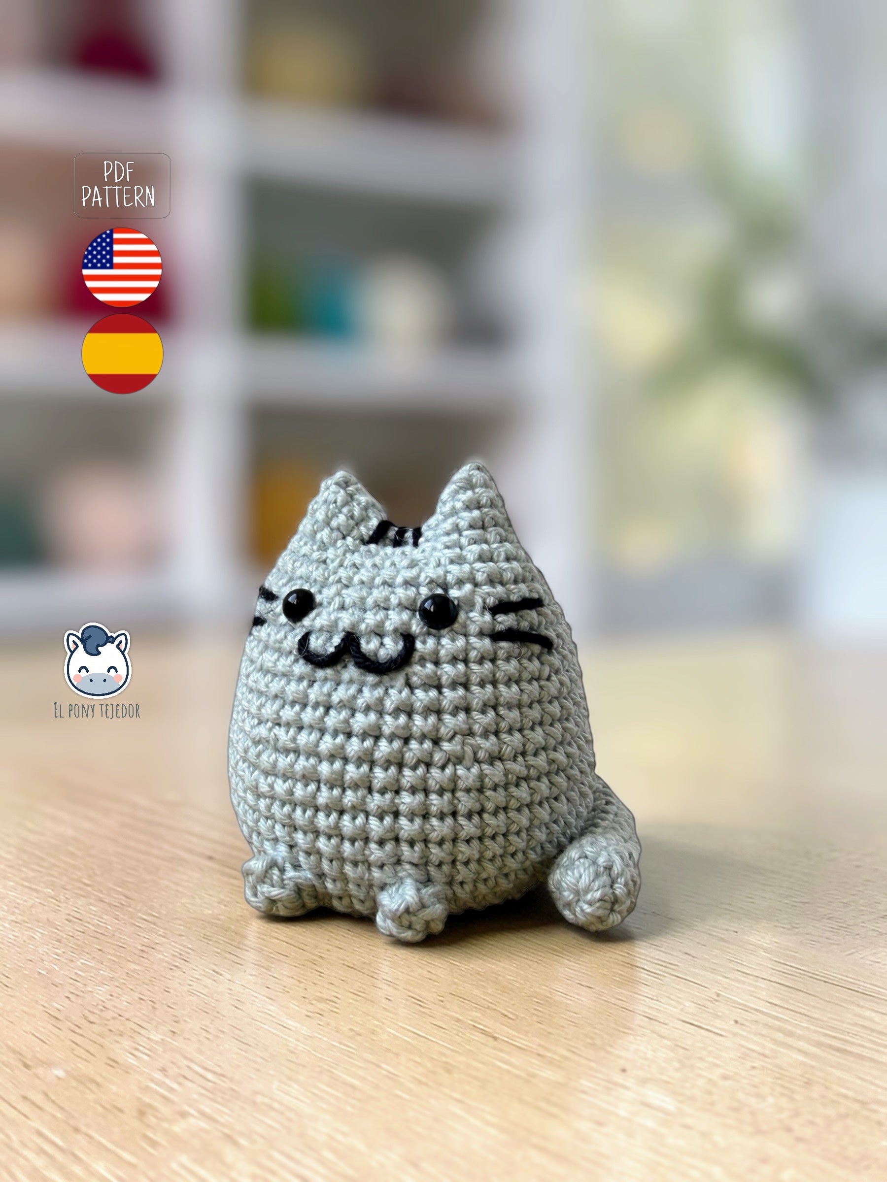 Amigurumi de Pusheen tejido a ganchillo en color gris claro, un patrón de crochet kawaii perfecto para fans de los gatos y amantes de los muñecos handmade estilo plush.