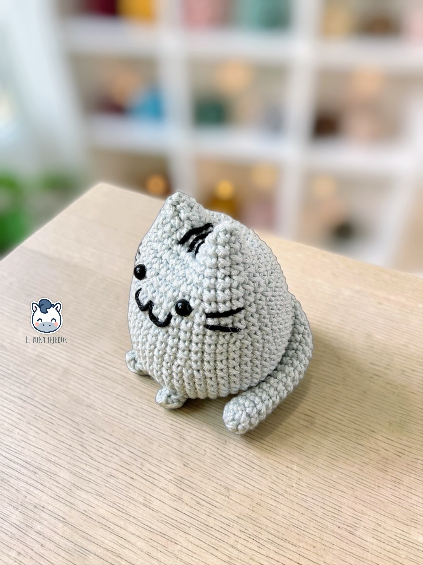 Amigurumi de Pusheen tejido a ganchillo en color gris claro, un patrón de crochet kawaii perfecto para fans de los gatos y amantes de los muñecos handmade estilo plush.