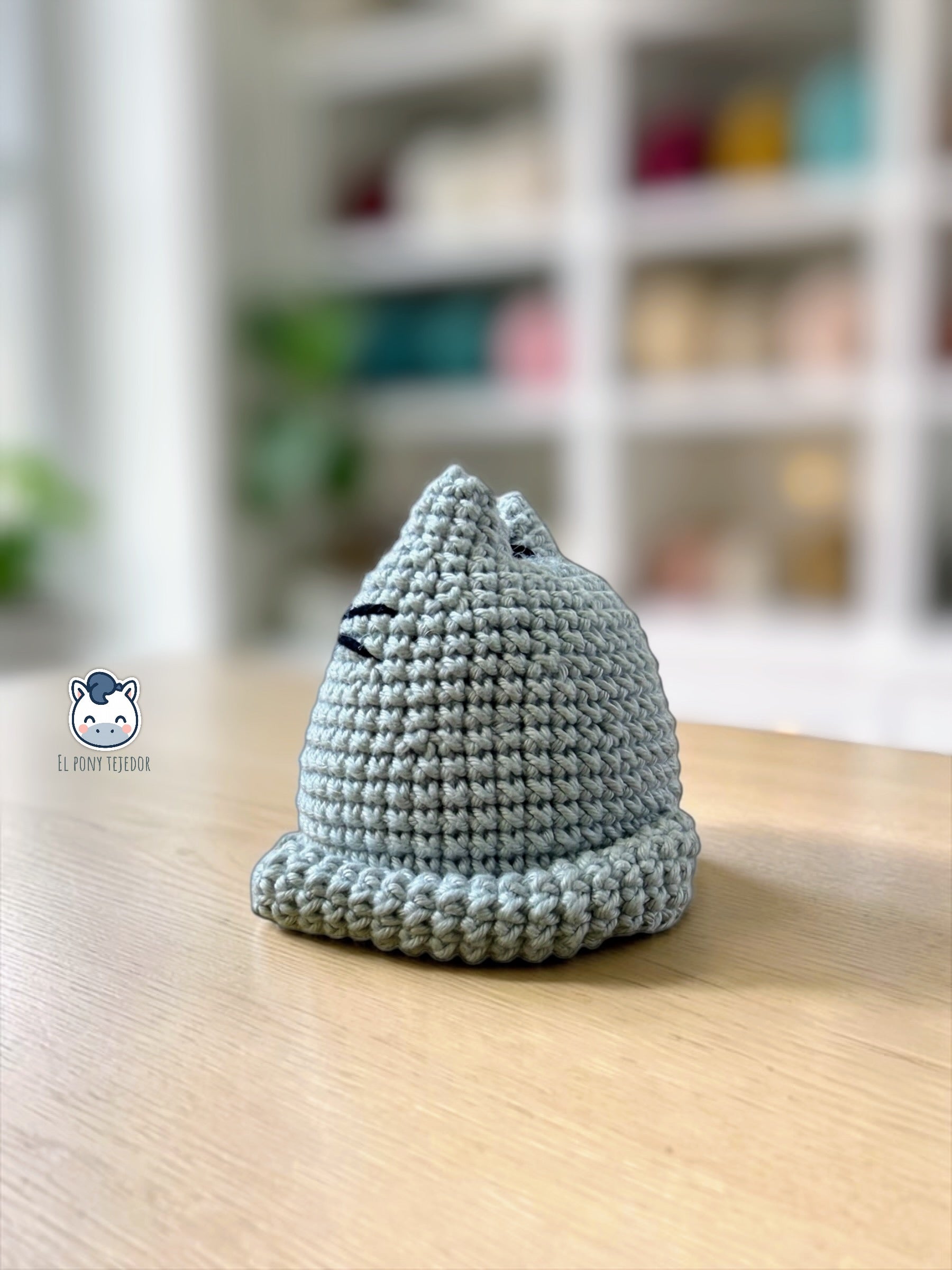 Amigurumi de Pusheen tejido a ganchillo en color gris claro, un patrón de crochet kawaii perfecto para fans de los gatos y amantes de los muñecos handmade estilo plush.