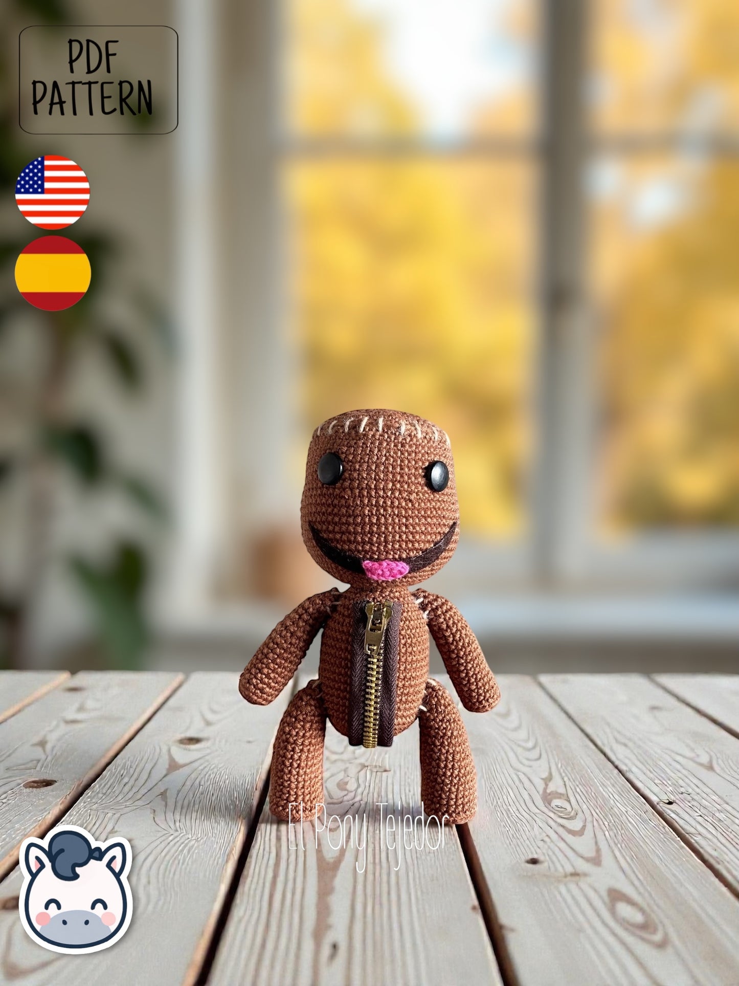 Patrón de ganchillo Amigurumi de Sackboy marrón con detalle de cremallera en el pecho y ojos negros de botón. Sackboy Amigurumi crochet pattern in brown yarn featuring a chest zipper detail and black button eyes.